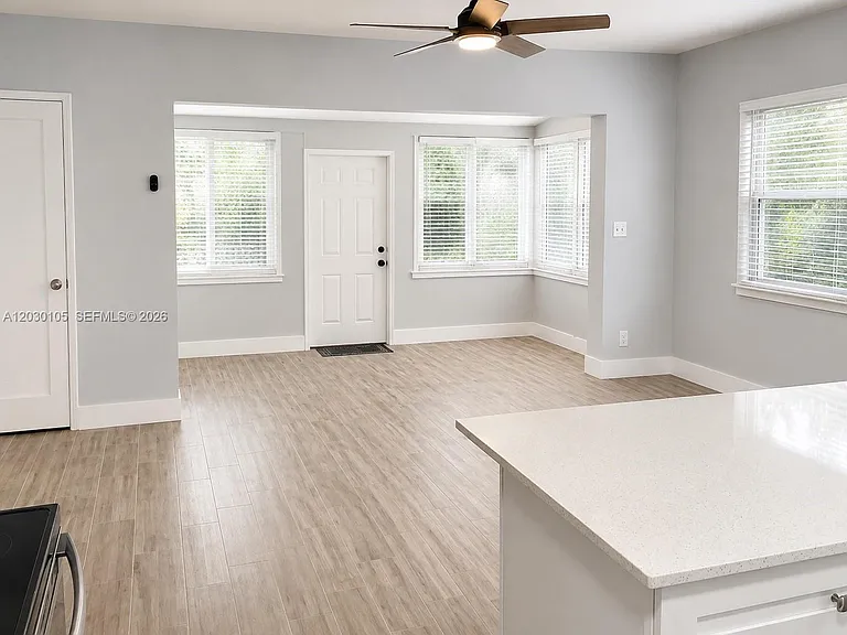 209 SW 5th St — Photo 3