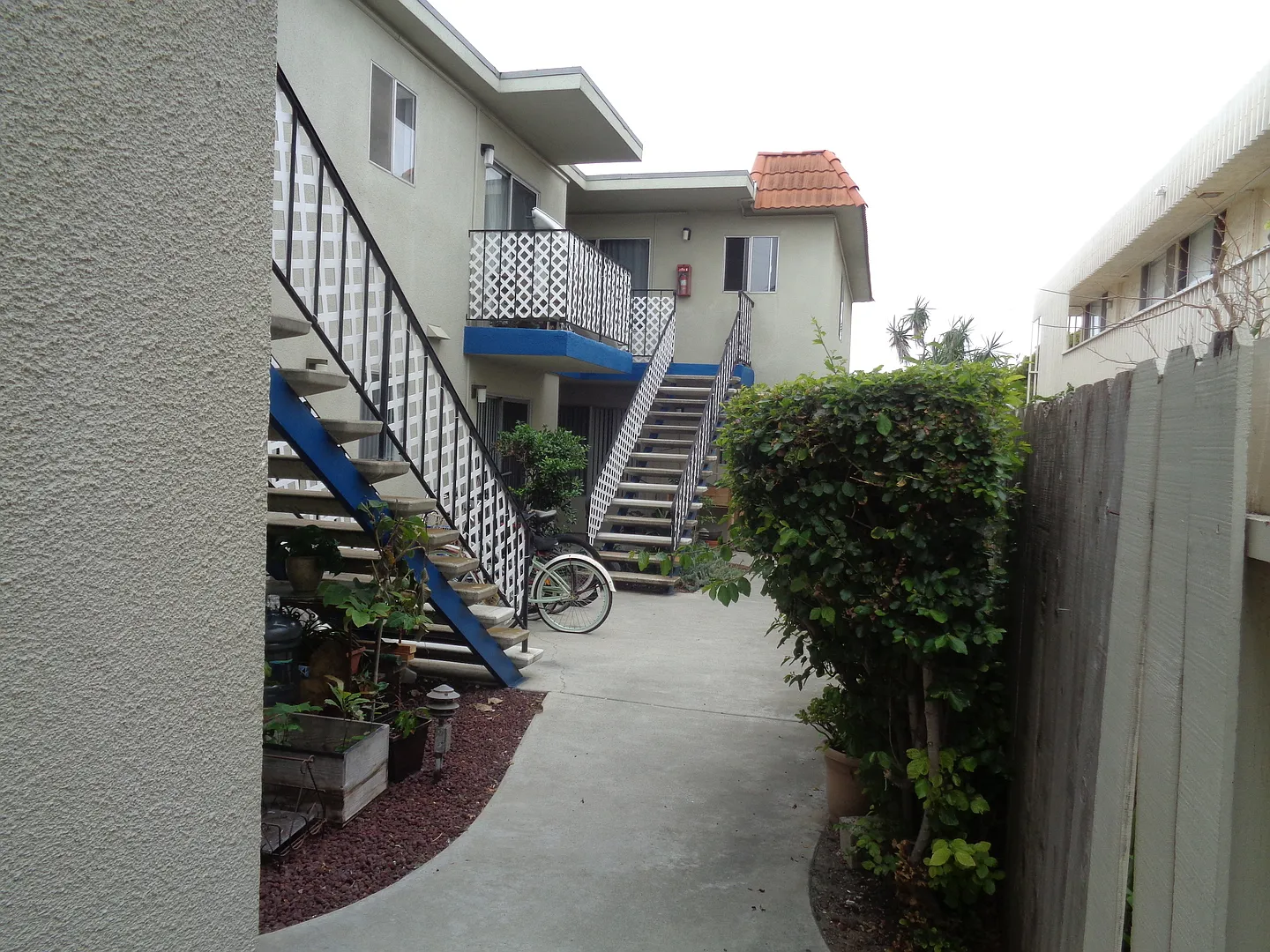 205 — Photo 3