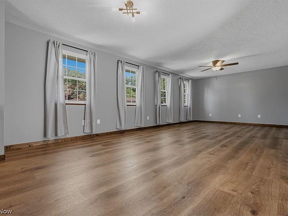 2nd image of 2098 Meadowview Dr