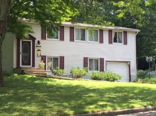 4 Cottontail Ln, East Setauket, NY 11733