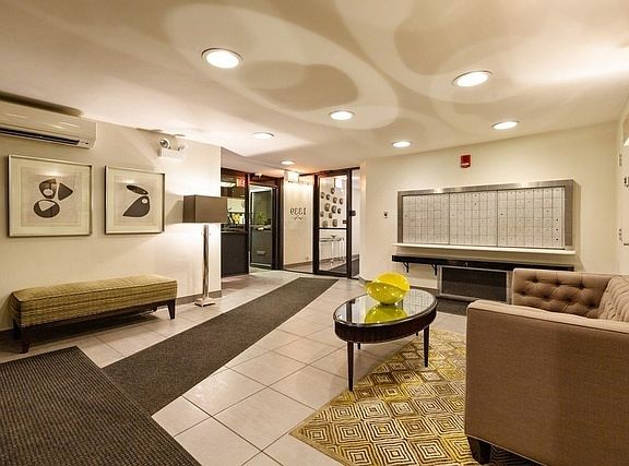 3rd image of 1339 N Dearborn Pkwy #4G