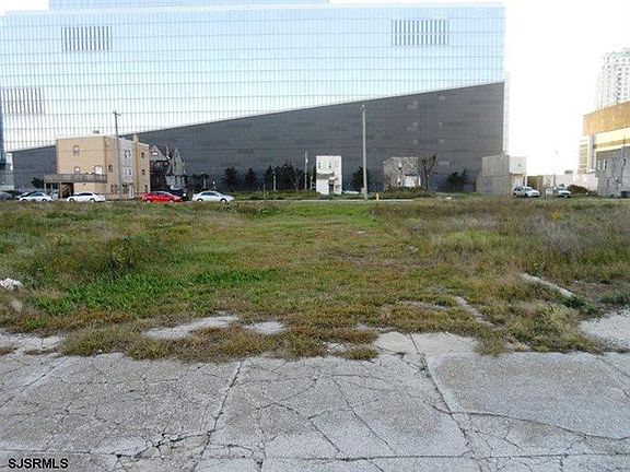 2nd image of 212 S Victoria Ave