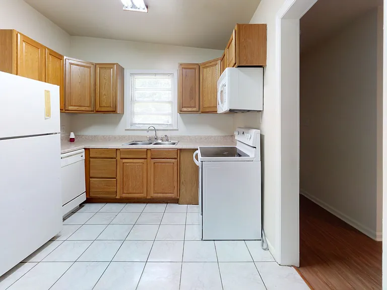 610 Kyle St — Photo 6