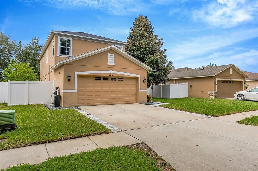 4 bed, 2.5 bath, 2392 sqft, $2,500 — Photo 3