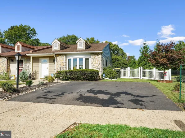 1001 Hemlock Pl, Huntingdon Valley, PA 19006