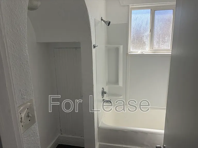 521 21st St #2 — Photo 6