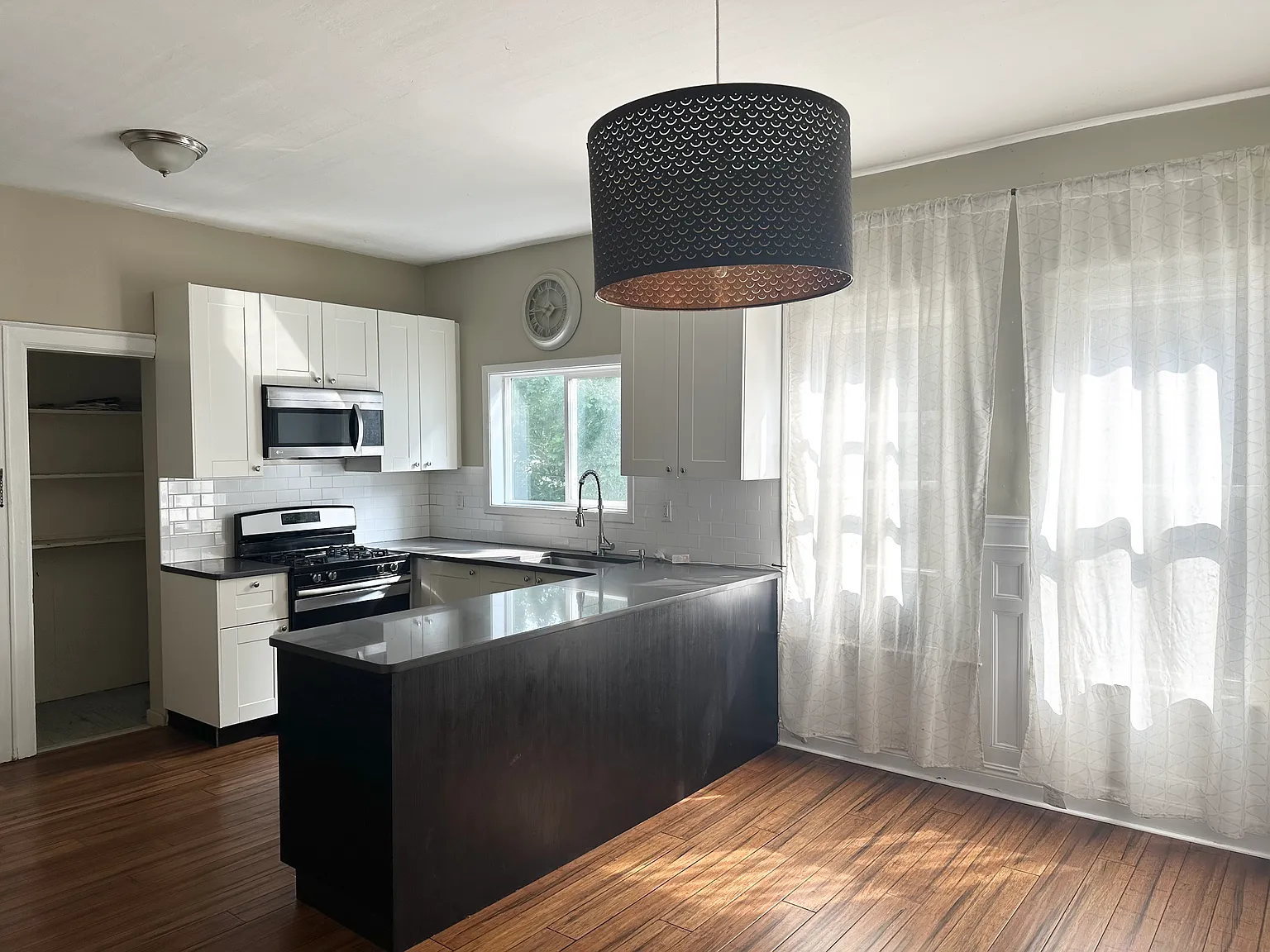 2 bed, 1100 sqft, $1,600 — Photo 3
