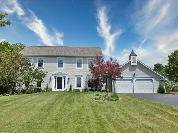 33 Charlemagne Dr, Mendon, NY 14506