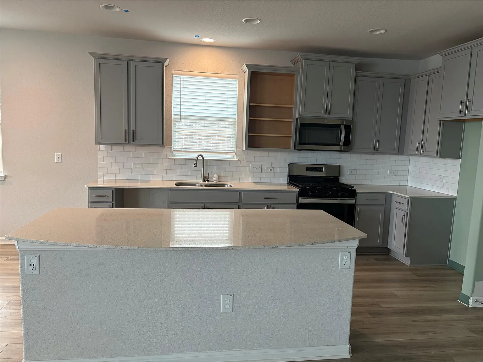 4 bed, 2.5 bath, 2080 sqft, $2,500 — Photo 2