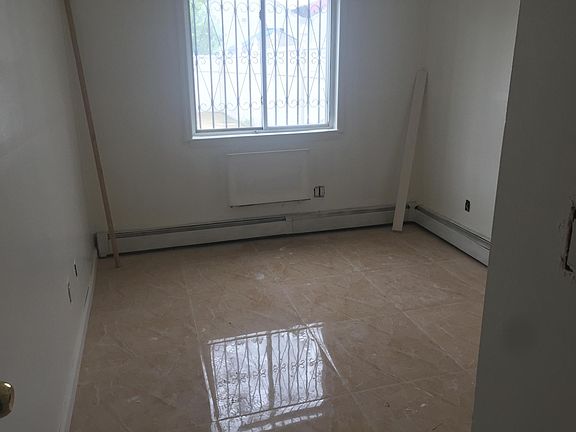 4th image of 328 Castle Hill Ave