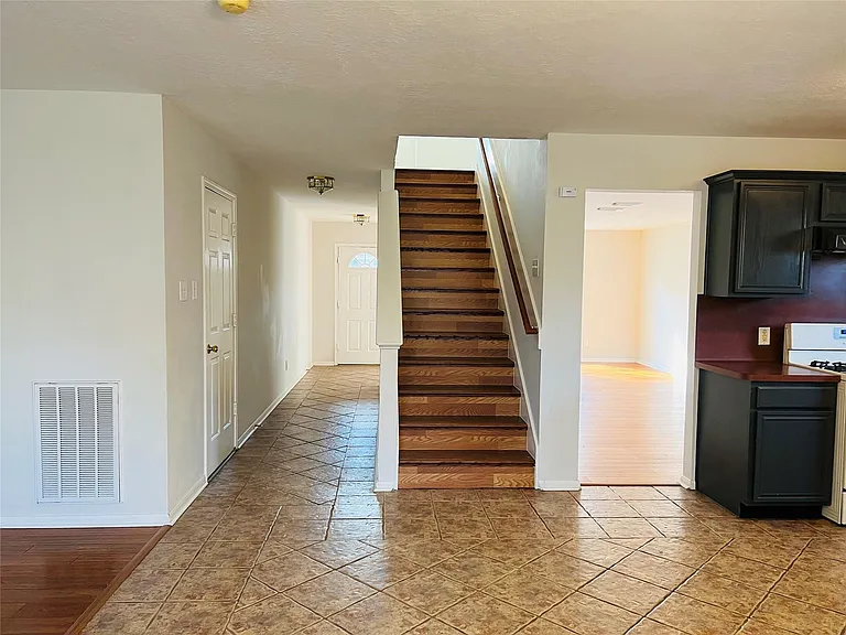 2207 Ames St — Photo 3