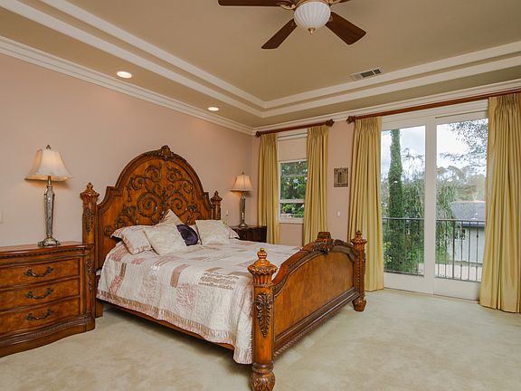 Master bedroom w/balcony