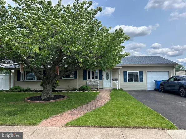 44 Sugarmaple Ln, Levittown, PA 19055