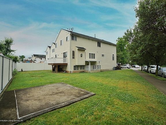 3rd image of 2 Herrick Ave