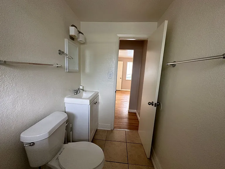 150 S Hooker St — Photo 11