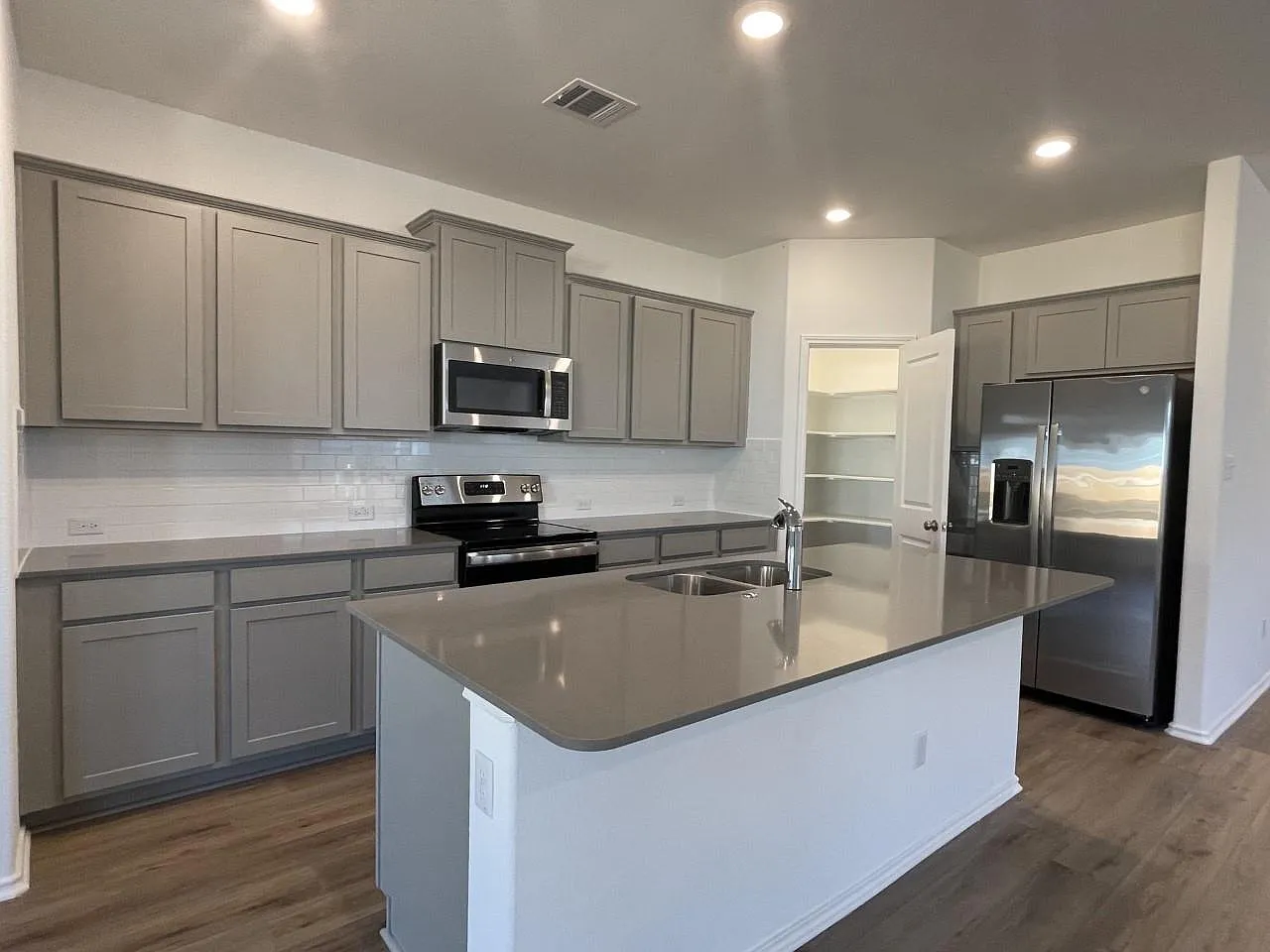 3 bed, 2.0 bath, 1913 sqft, $1,800 — Photo 4