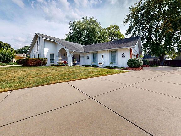 3rd image of 611 Sun Valley Ct