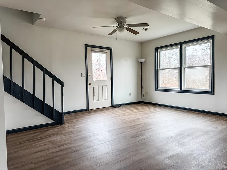 405 Main St — Photo 8