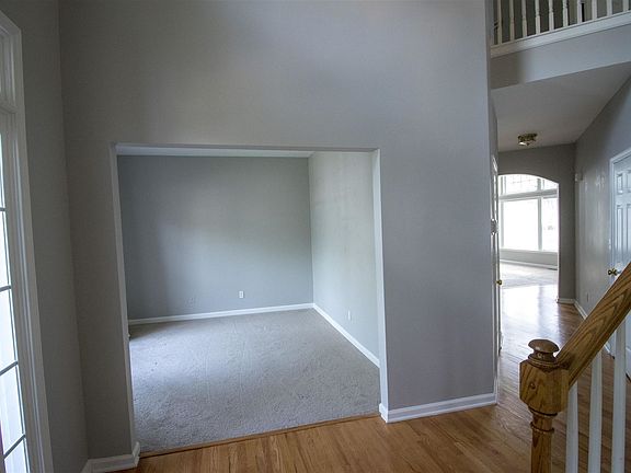 3rd image of 108 E Glohaven Pl