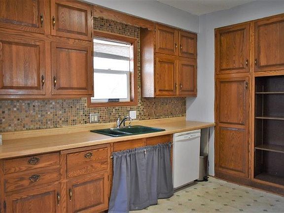 4th image of 402 Albion Ave
