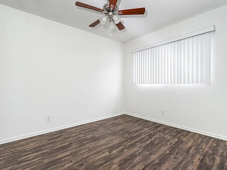 322 W Burchett St — Photo 24