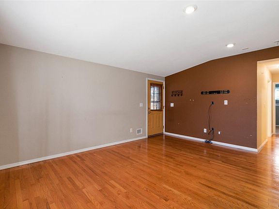 3rd image of 223 Maplecrest Dr
