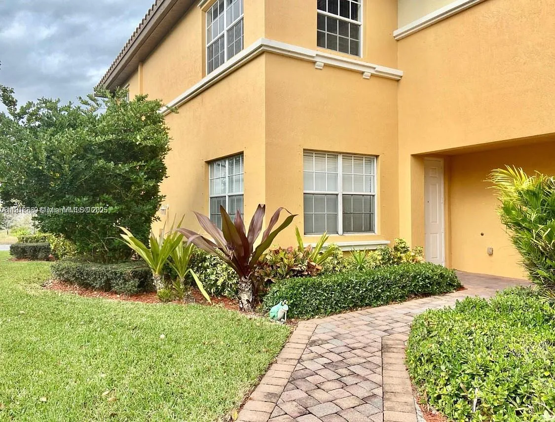 3 bed, 2.0 bath, $3,900 — Photo 2