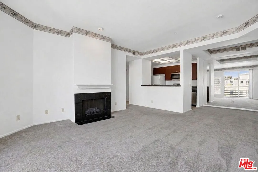 2 bed, 2.0 bath, 1046 sqft, $3,900 — Photo 2