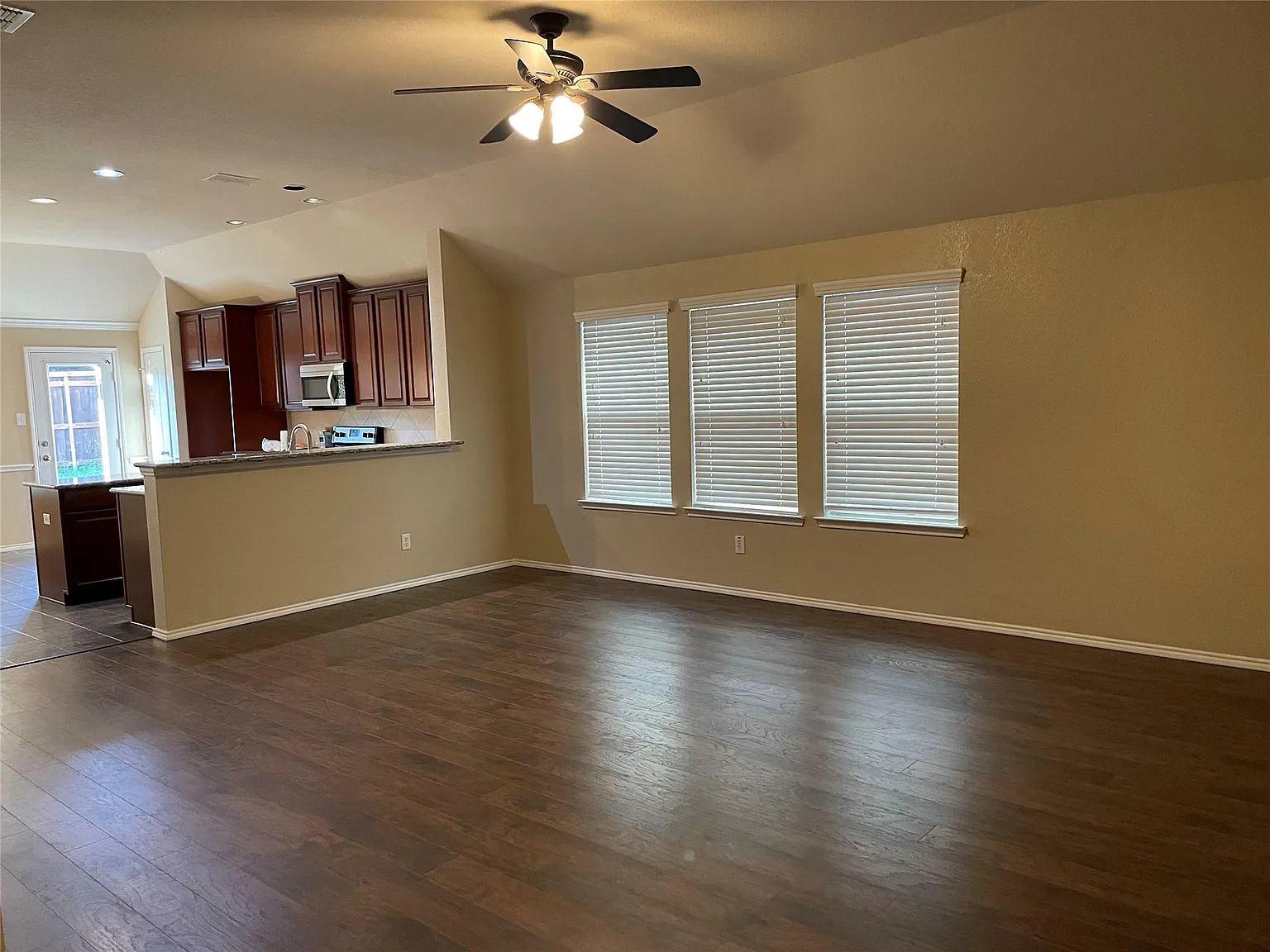 4 bed, 1938 sqft, $2,495 — Photo 3