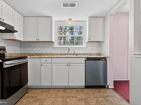 2nd image of 2587 Robinson Pl