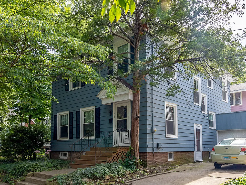 705 S Busey Ave