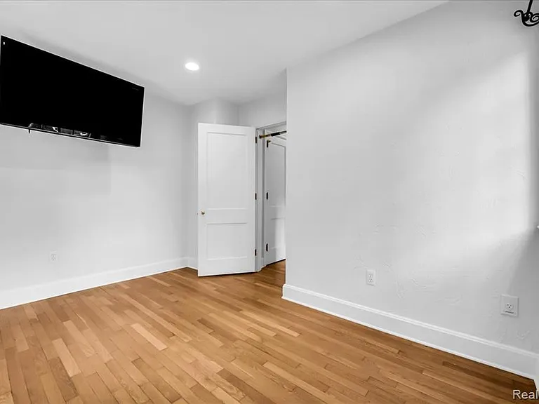 455 Linden Rd — Photo 32