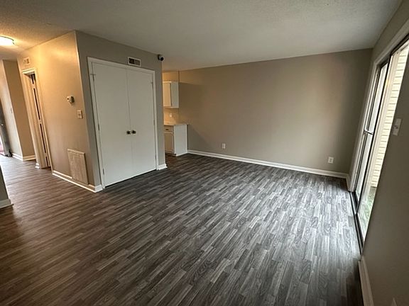 2nd image of 3527 Lynhaven Dr APT B