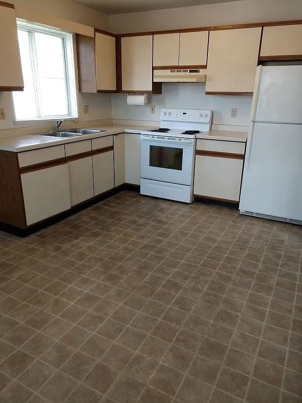 5 bed, 1600 sqft, $2,400 — Photo 3