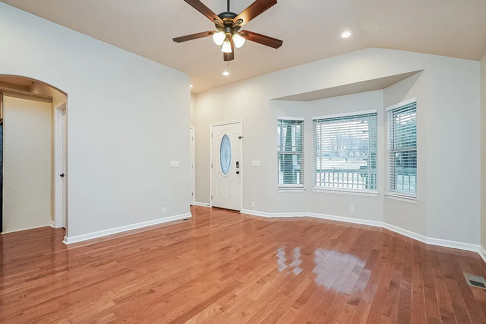 3 bed, 2.0 bath, 1348 sqft, $2,050 — Photo 3