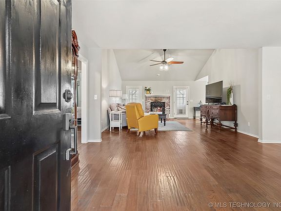 4th image of 429 Royal Oak Ln