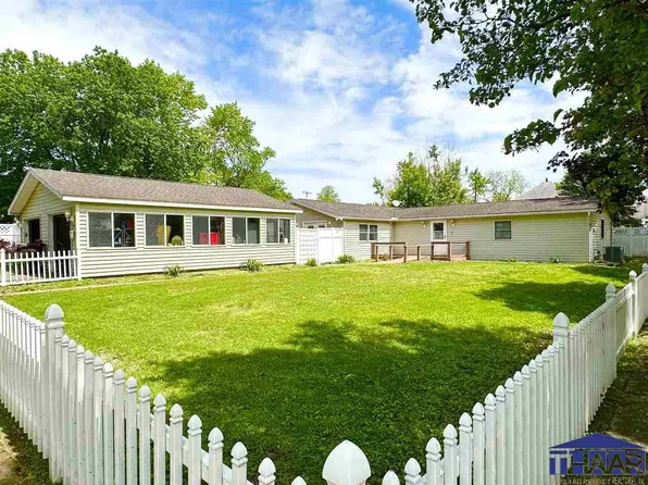 353 John St, Clinton, IN 47842