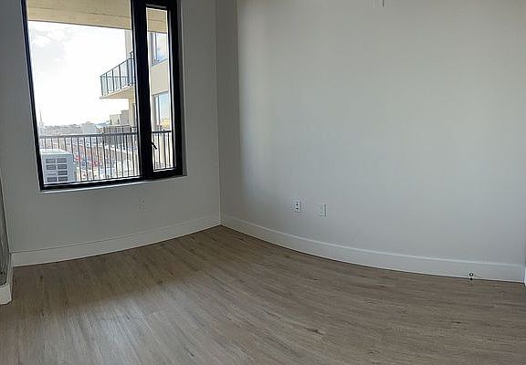 4th image of 21 Linden Blvd #707