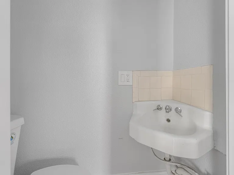 221 N Elizabeth St #I — Photo 8