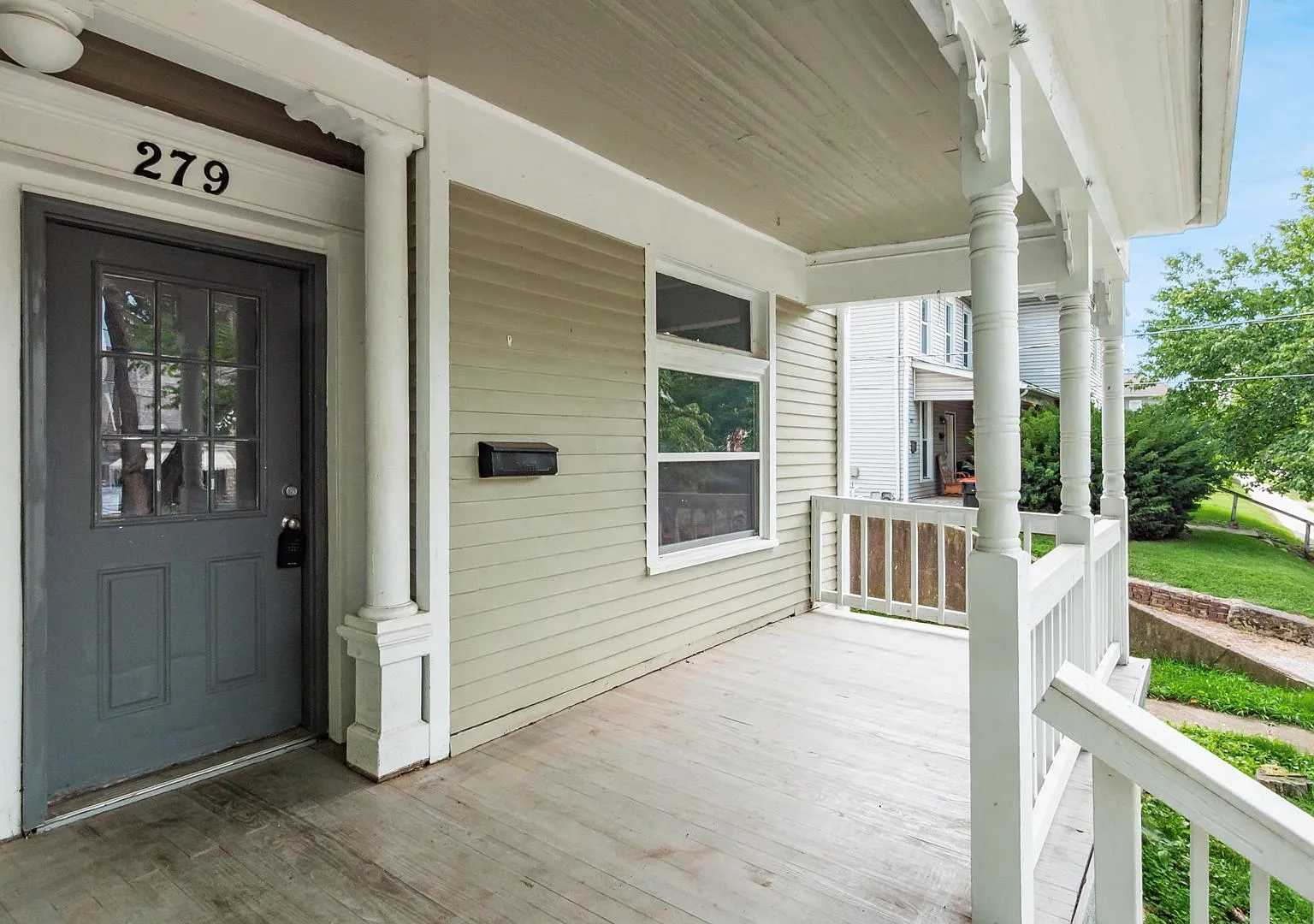 3 Bedroom, 1.5 Bathroom Apartment — Photo 2