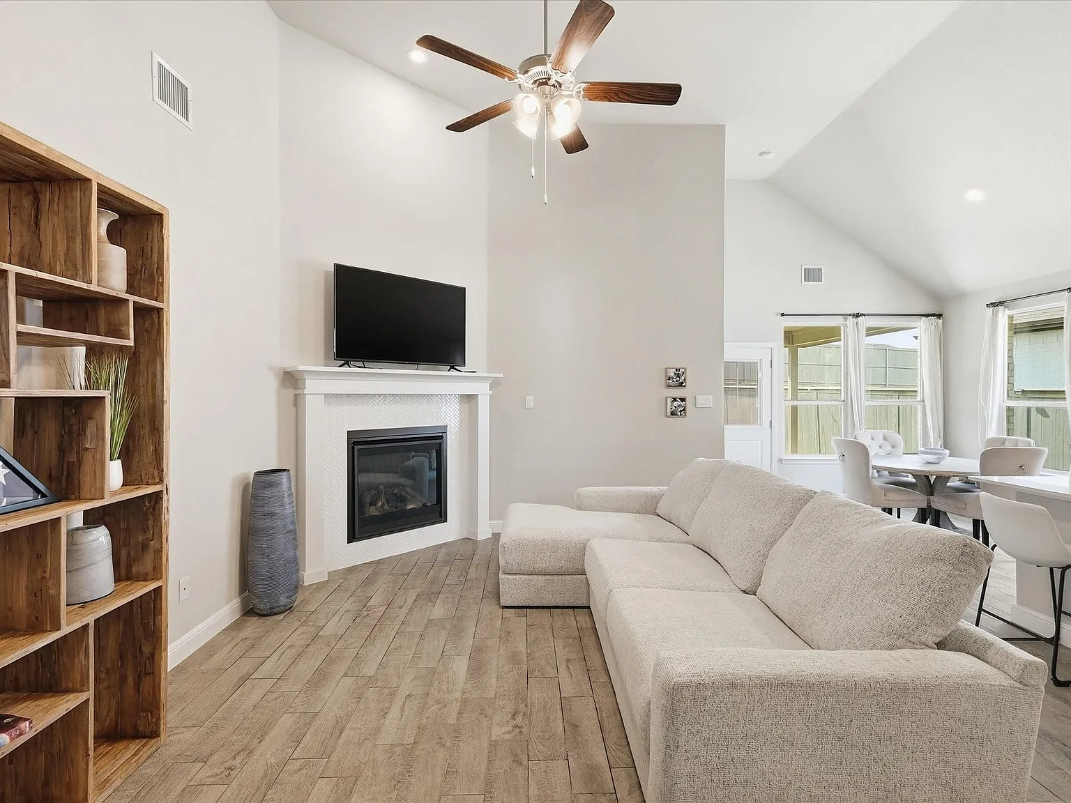 4 bed, 2.0 bath, 1809 sqft, $2,900 — Photo 3