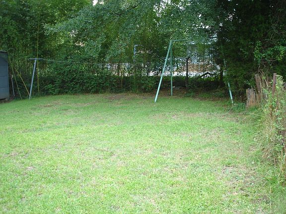 Shady backyard w/Pecan Tree