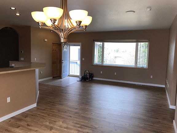 Updated paint/trim/hard floors throughout