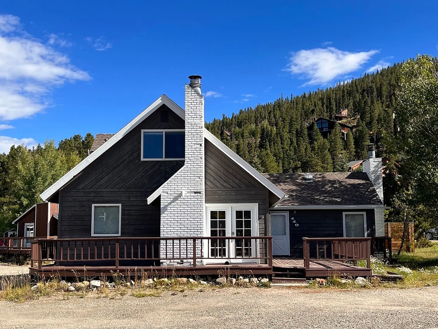 BRECK two living spaces! Fenced backyard! Bus route! Community hot tubs, pool, sauna, volleyball ... — Photo 1