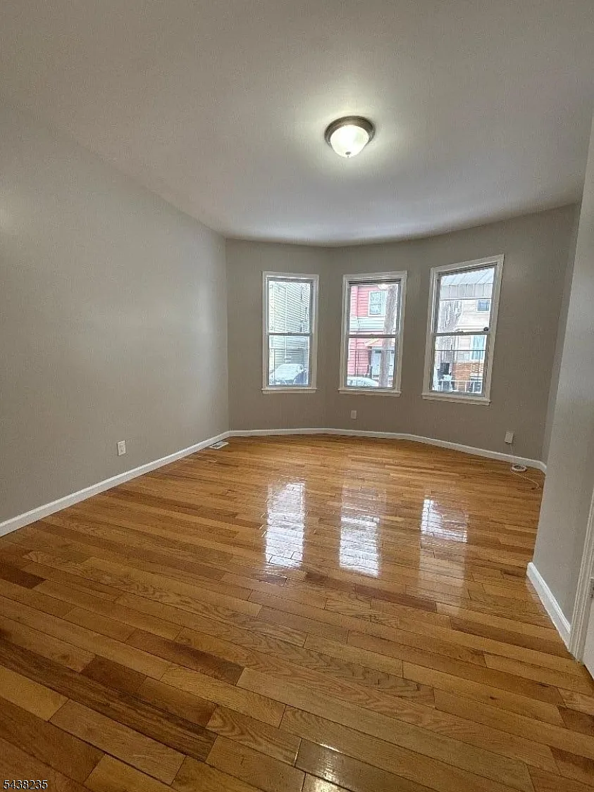 3 bed, 1.0 bath, $2,100 — Photo 2