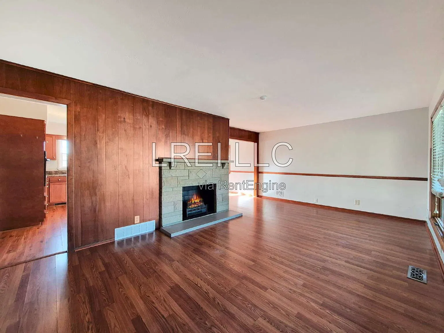 3 bed, 2.5 bath, 1296 sqft, $1,650 — Photo 2