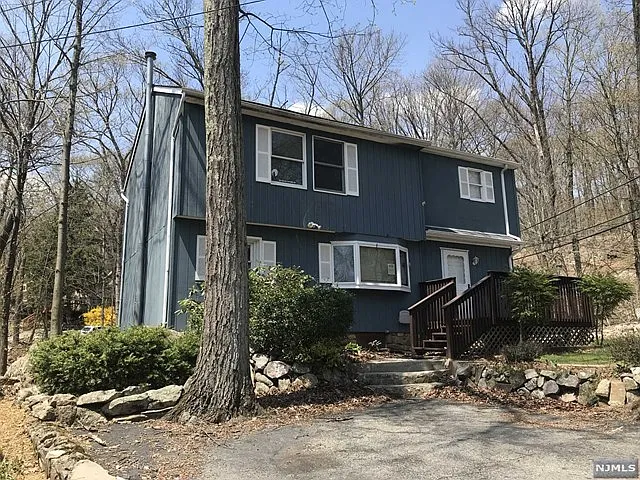 13 Clubhouse Ave photo 1