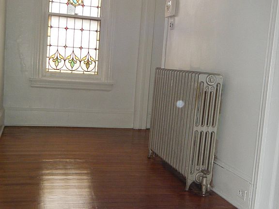 4th image of 19 W Stewart Ave Floor 1