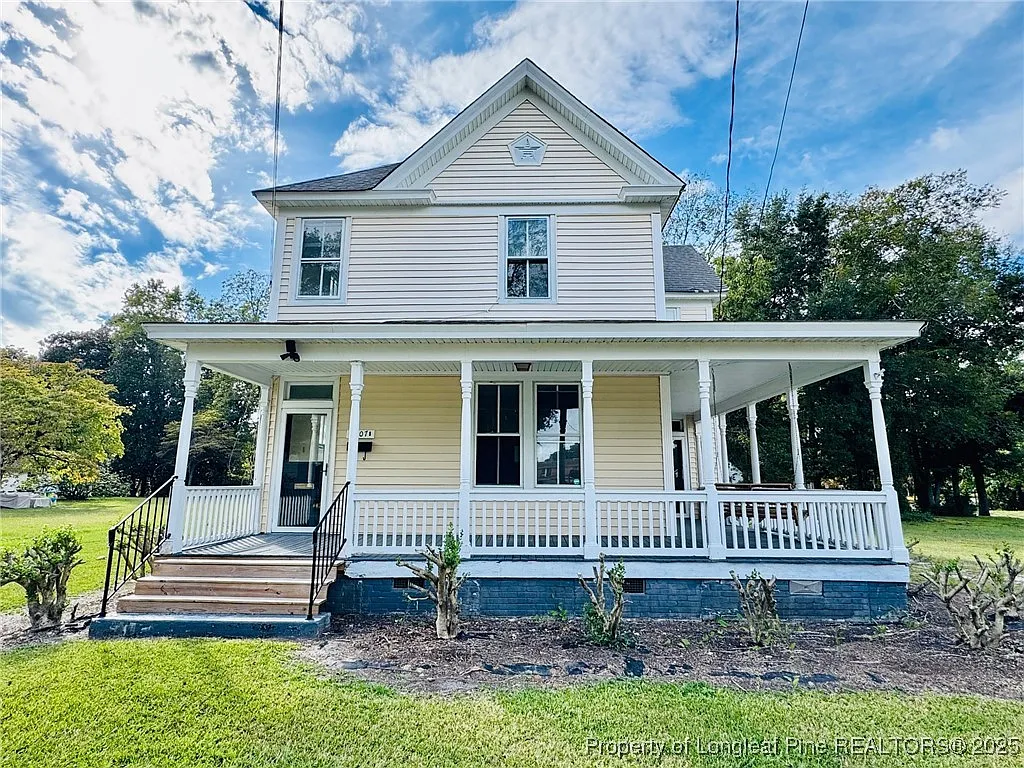 Photo 2 of 25 - 907 Caldwell St #B - Lumberton, NC Building Photo - 907 Caldwell St #B