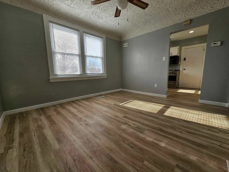 2401 Burnside Ave — Photo 5